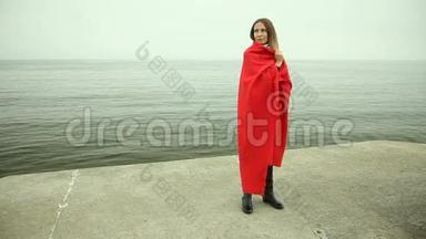 穿着红毯在海边的女人